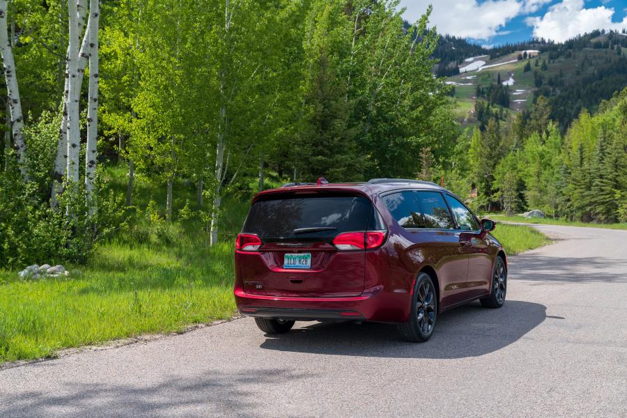  Chrysler Pacifica Limited 35th Anniversary (RU) 2019 года  (фото 13 из 13)